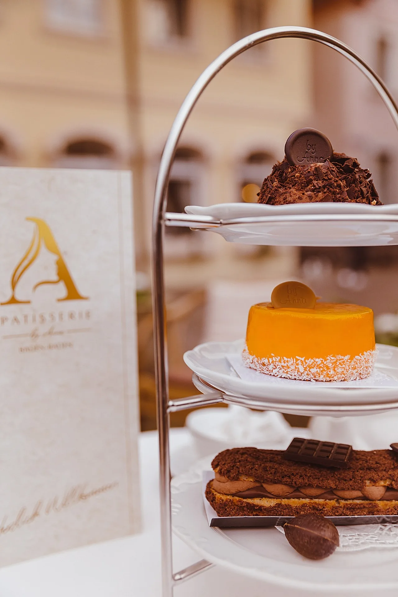 Patisserie Hotel Beek – Etagere mit Kuchen und Torten