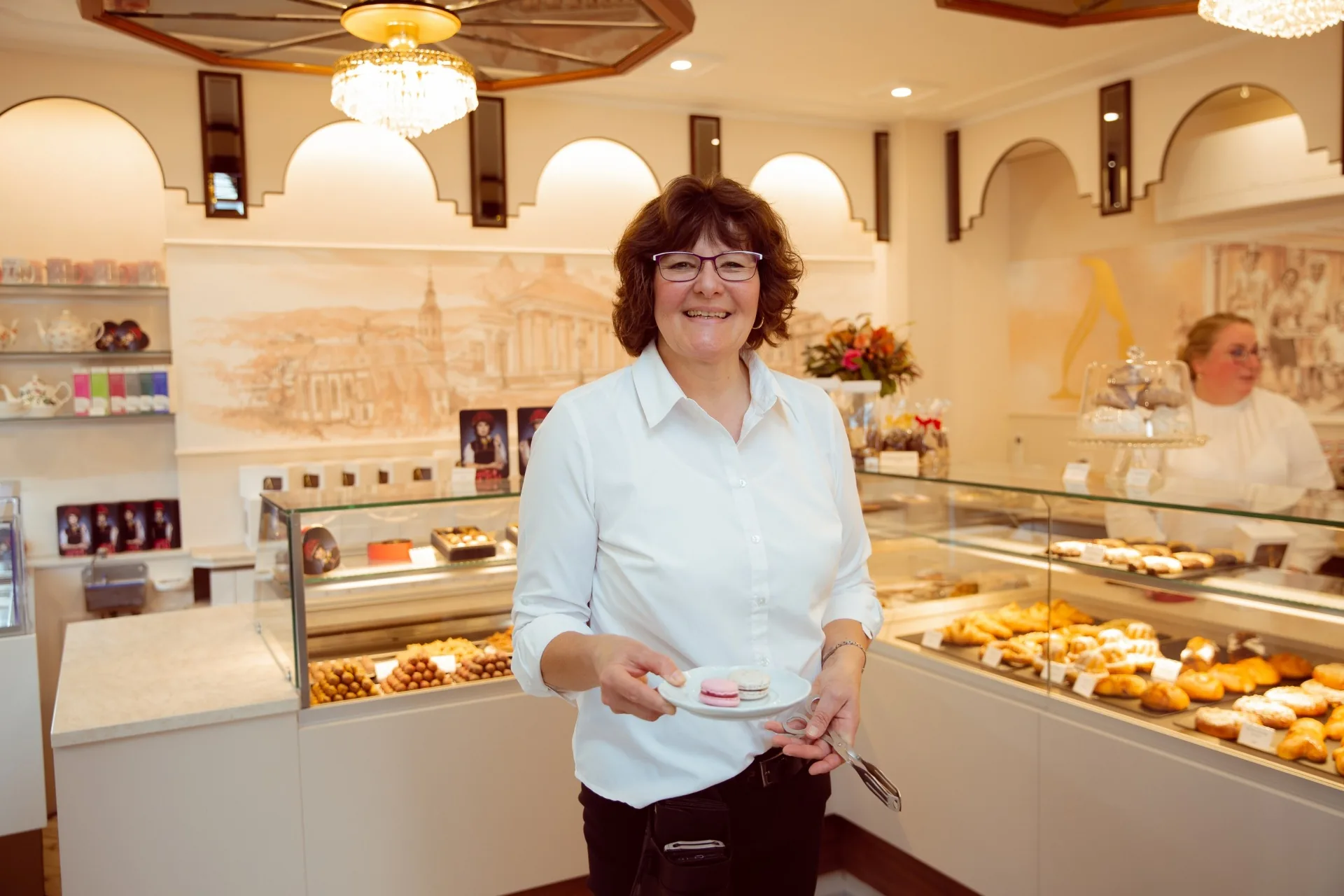 Mitarbeiterin mit Macarons
