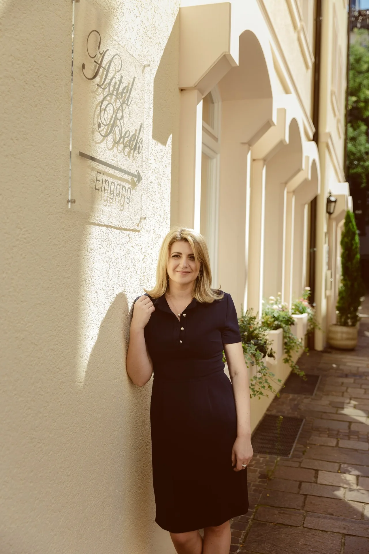 Anna Schwarz vor dem Hotel Beek